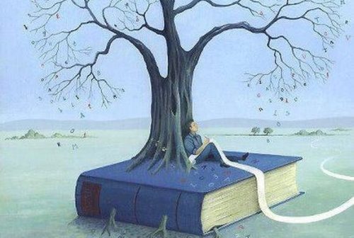 Człowiek siedzi na wielkiej książce, z której wyrasta drzewo