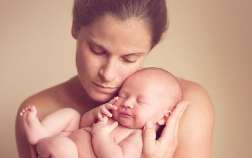 Matka trzyma na rękach niemowlę