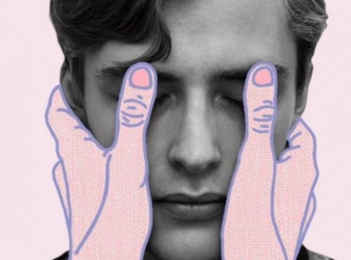 Mężczyzna z oczami zamkniętymi przez papierowe ręce