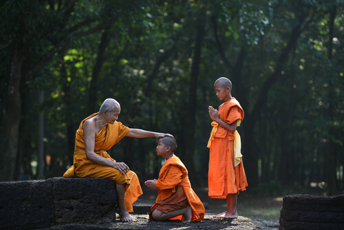 Młodzi chłopcy z ich buddyjskim nauczycielem