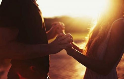 Para trzymająca się za ręce