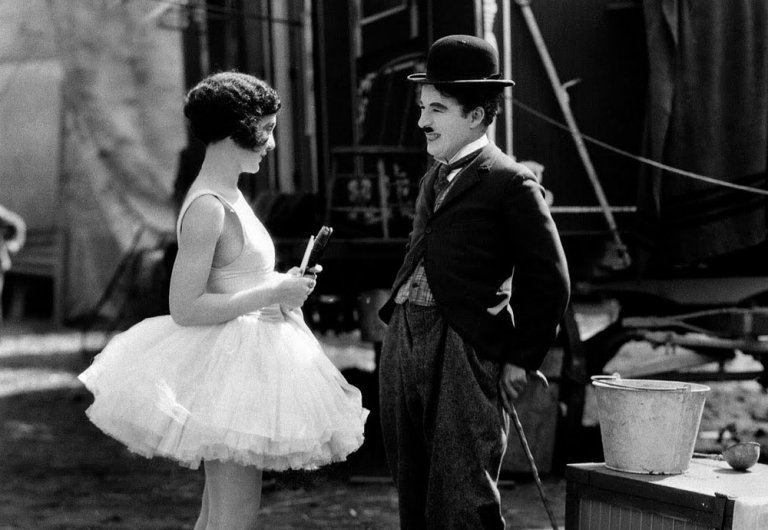 Charles Chaplin rozmawiający z aktorka