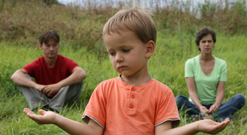 Chłopiec i rodzice w tle.