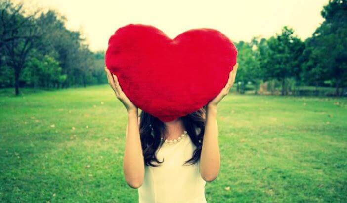 Dziewczyna trzyma pluszowe serce