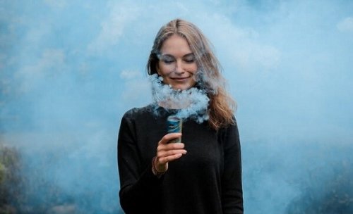 Uśmiechnięta kobieta pośród dymu