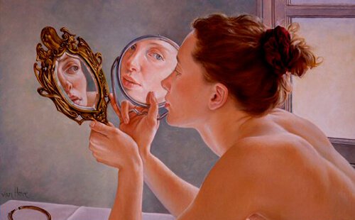Kobieta patrzy na swoje odbicia w lustrach