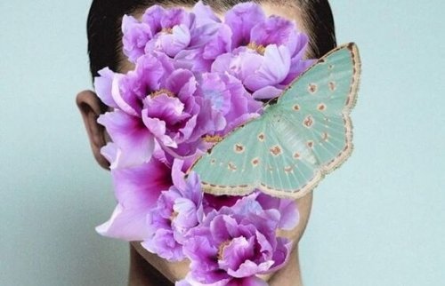 Kobieta z motylem i kwiatami na twarzy.