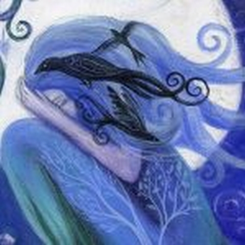 Masz siłę by iść dalej - dziewczyna z ptakami we włosach.