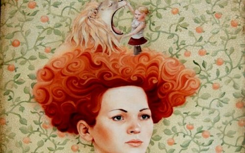 Kobieta z lwem na głowie.