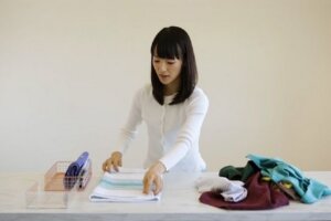 Metoda Marie Kondo – uporządkuj życie sprzątając dom