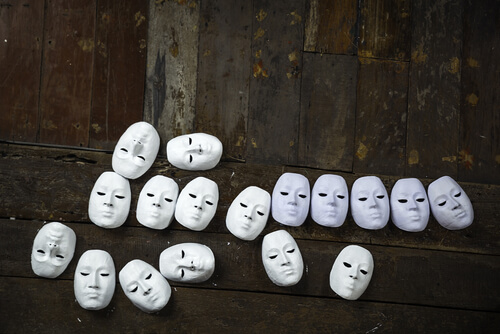 Identyczne białe maski na podłodze