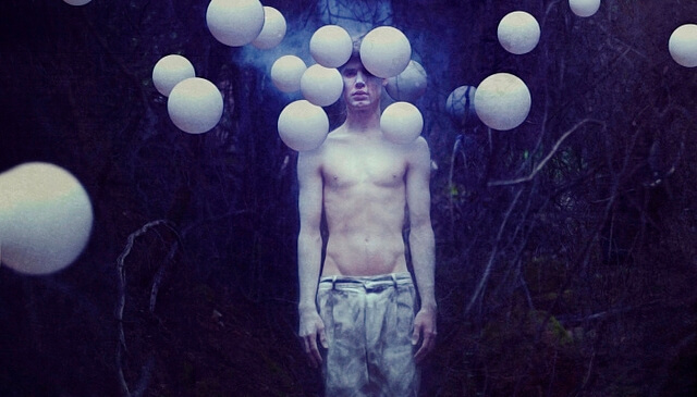Mężczyzna i białe baloniki.