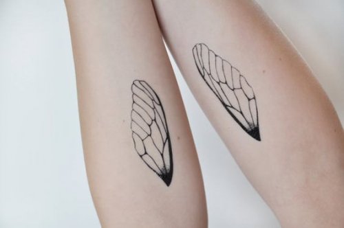 Ręce z tatuażem w kształcie skrzydeł