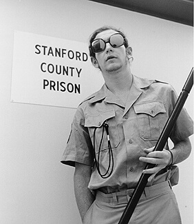 Strażnik - więzienie w Stanford.