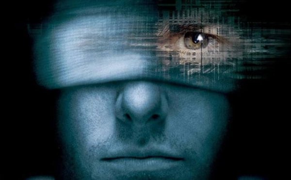 Mężczyzna z bandażem na jednym oku.