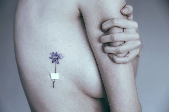 Kwiatek tatuaż.