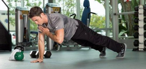 Aktywność fizyczna - mężczyzna na siłowni