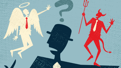 Anioł i diabeł na ramionach zdezorientowanego mężczyzny