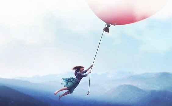 Dziewczyna z różowym balonikiem.