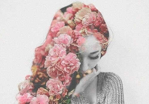 Kobieta i kwiaty we włosach.