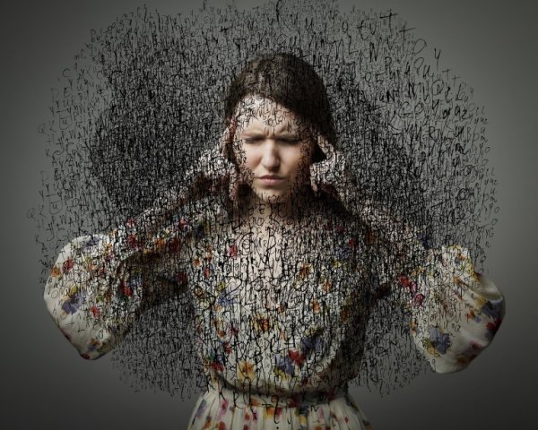 Kobieta przygnębiona opiniami innych.