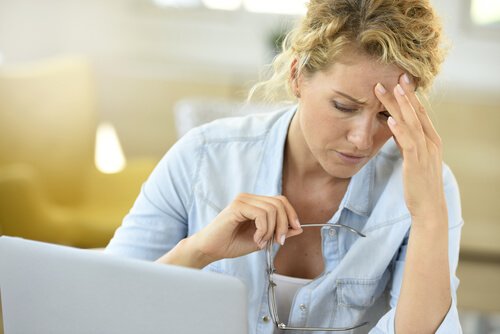 Kobieta, ból głowy i diagnoza z komputera.