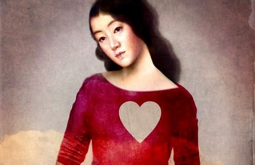 Kobieta w czerwonym ubraniu z sercem na klatce piersiowej