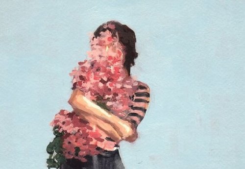 Kobieta z naręczem kwiatów.