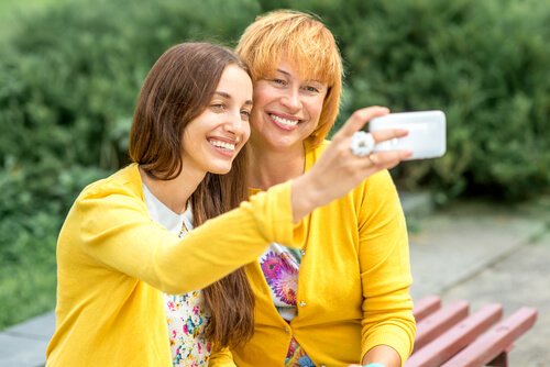 Pożegnanie - Mama i córka robią selfie