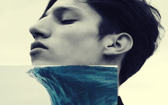 chłopak na morskiej fali