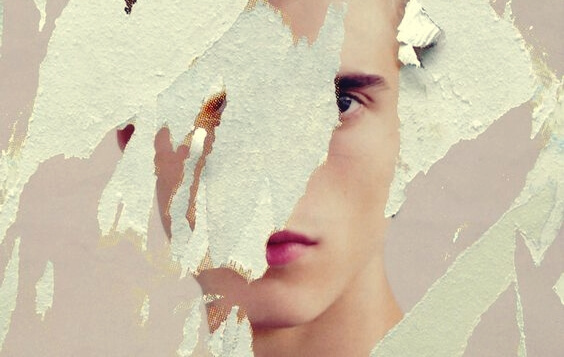 chłopak na podartym papierze