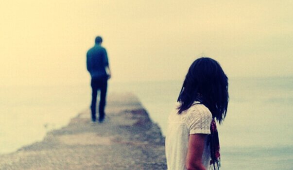 Odchodzący chłopak.