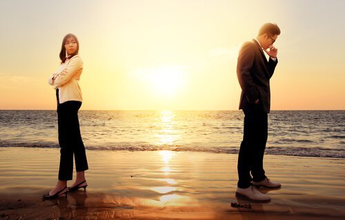 Para w strojach biznesowych kłoci się na plaży