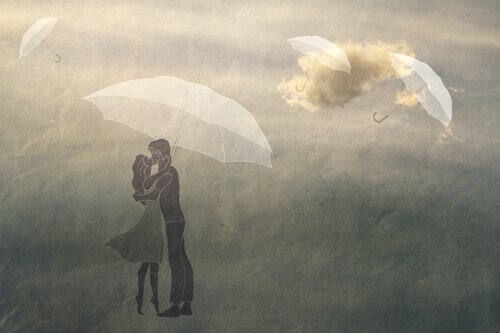 Para zakochanych pod parasolem.