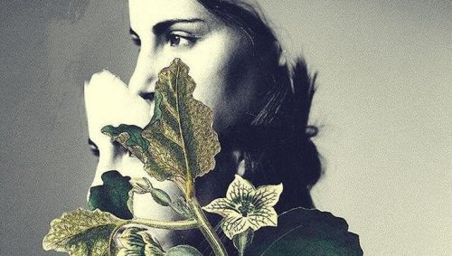 Smutna kobieta z kwiatami i liśćmi