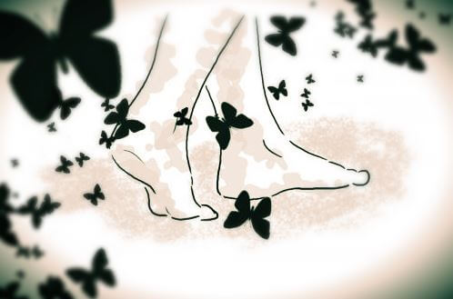 Stopy idą wśród motyli