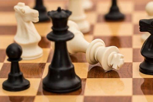 Biały król w szachach przegrywa