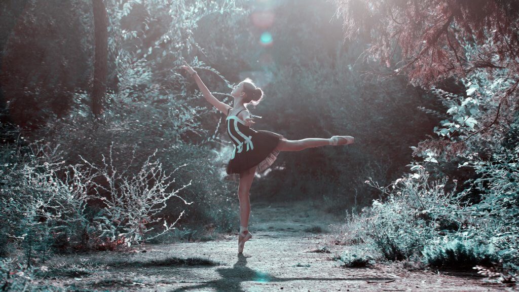 Tańcząca dziewczyna w lesie.