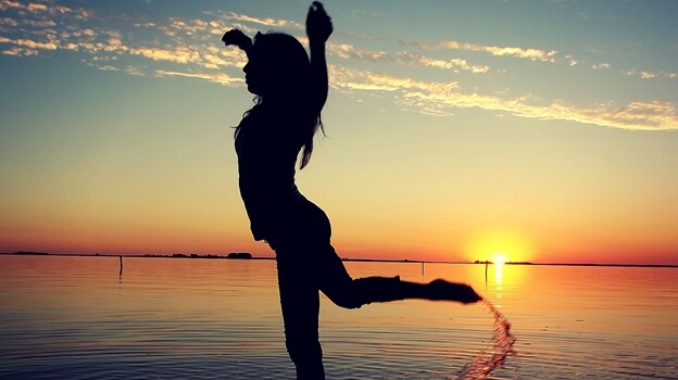 Dziewczyna tańcząca nad oceanem.