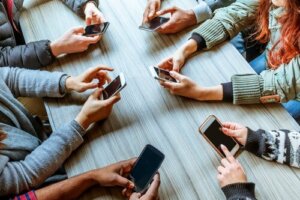 Phubbing: w jaki sposób telefony komórkowe niszczą związki