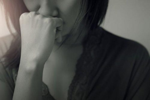 Trauma międzypokoleniowa - smutna kobieta