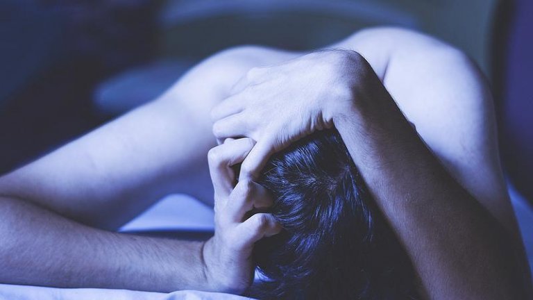 Załamany mężczyzna