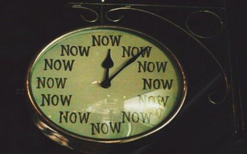 Zegar z napisem "now" zamiast cyfr