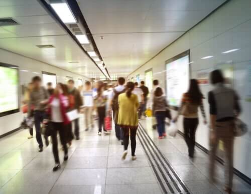 Zgiełk na stacji metra.