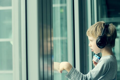 Chłopiec słuchający muzyki.
