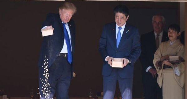 Donald Trump i japoński premier.