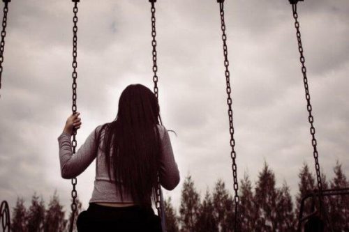 Depresja - Smutna dziewczyna na huśtawce