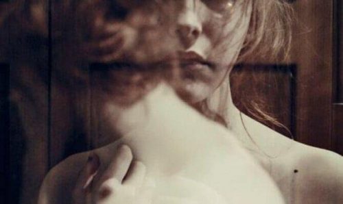 Dziewczyna ze zmianami osobowości - choroba afektywna dwubiegunowa