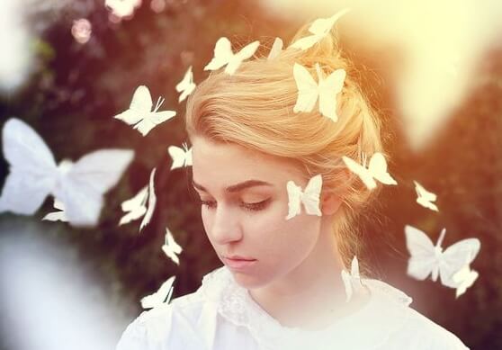 Kobieta i białe motyle.