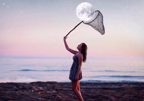 Kobieta łapiąca w siatkę księżyc.